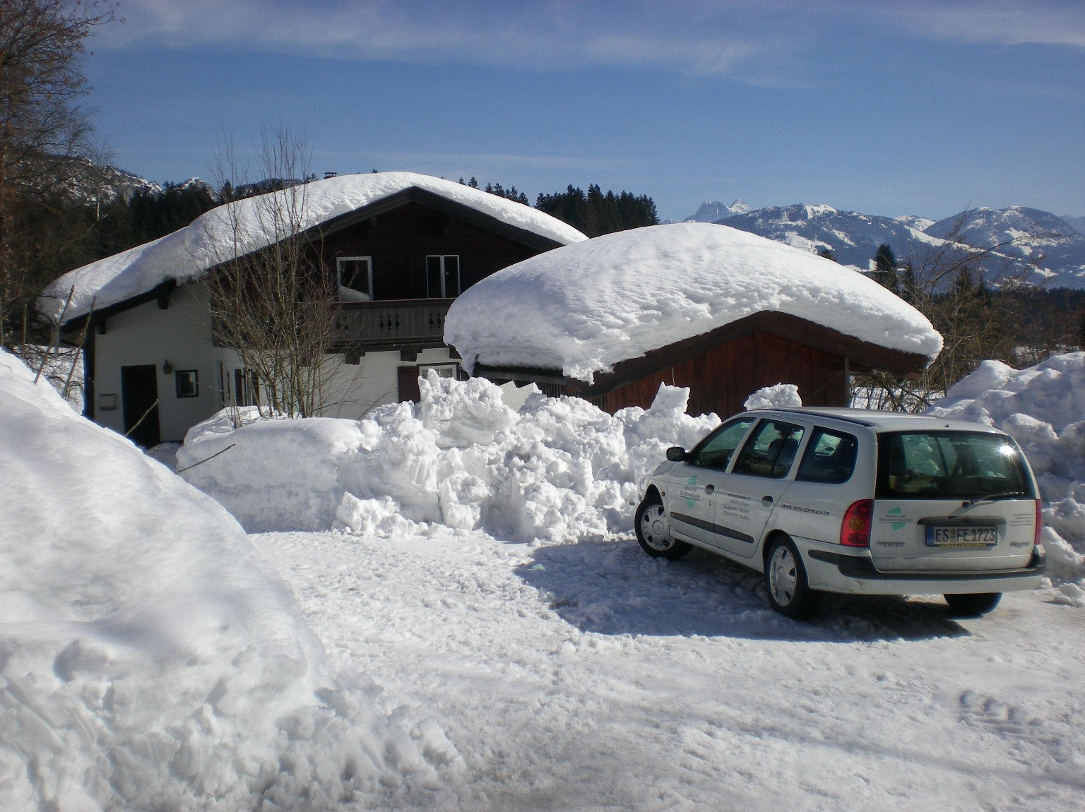 Foto Blick auf Haus Sonnseite mit Parkplätzen