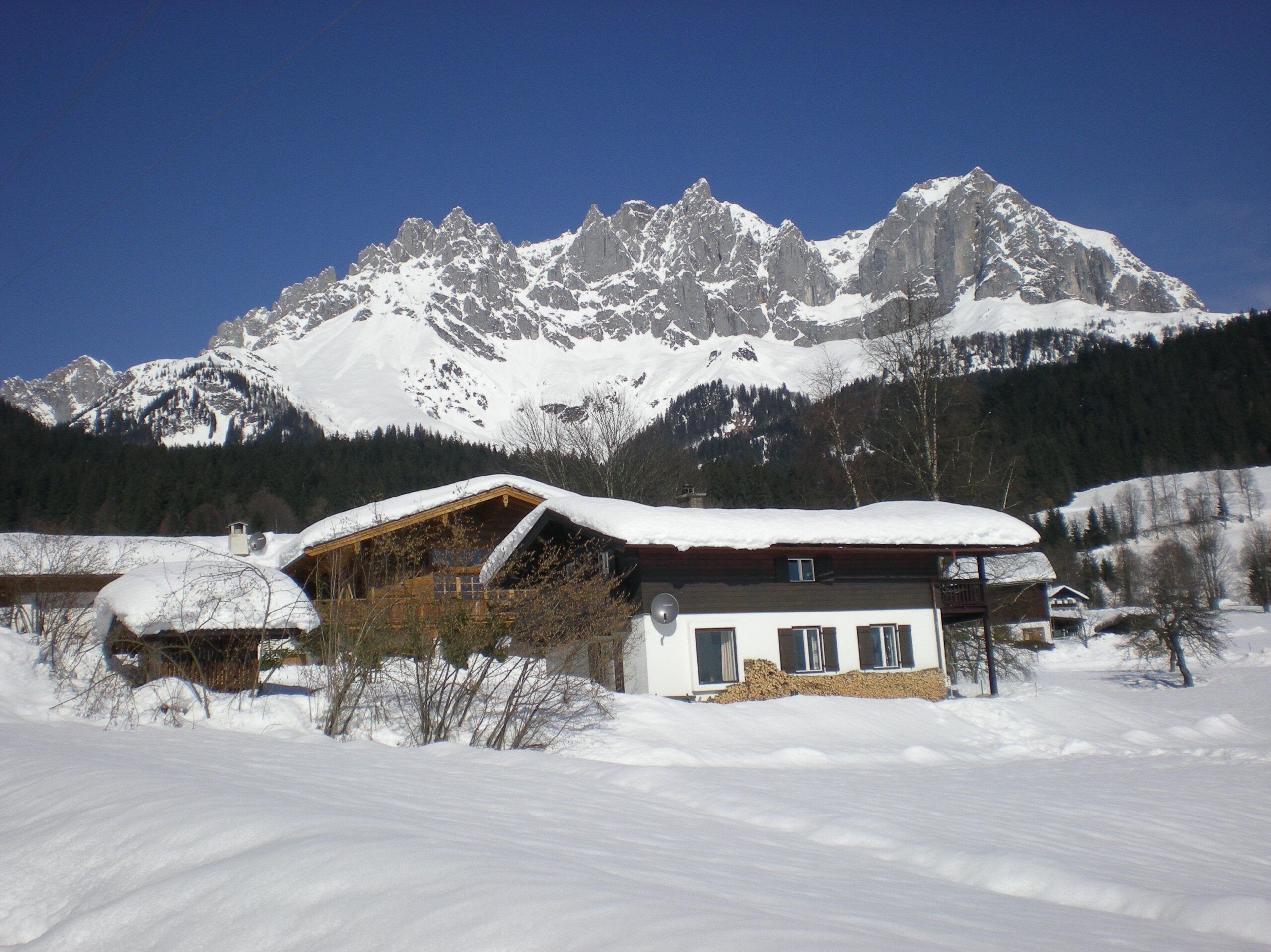 Foto Haus Sonnseite mit Wildem Kaiser mit Schnee