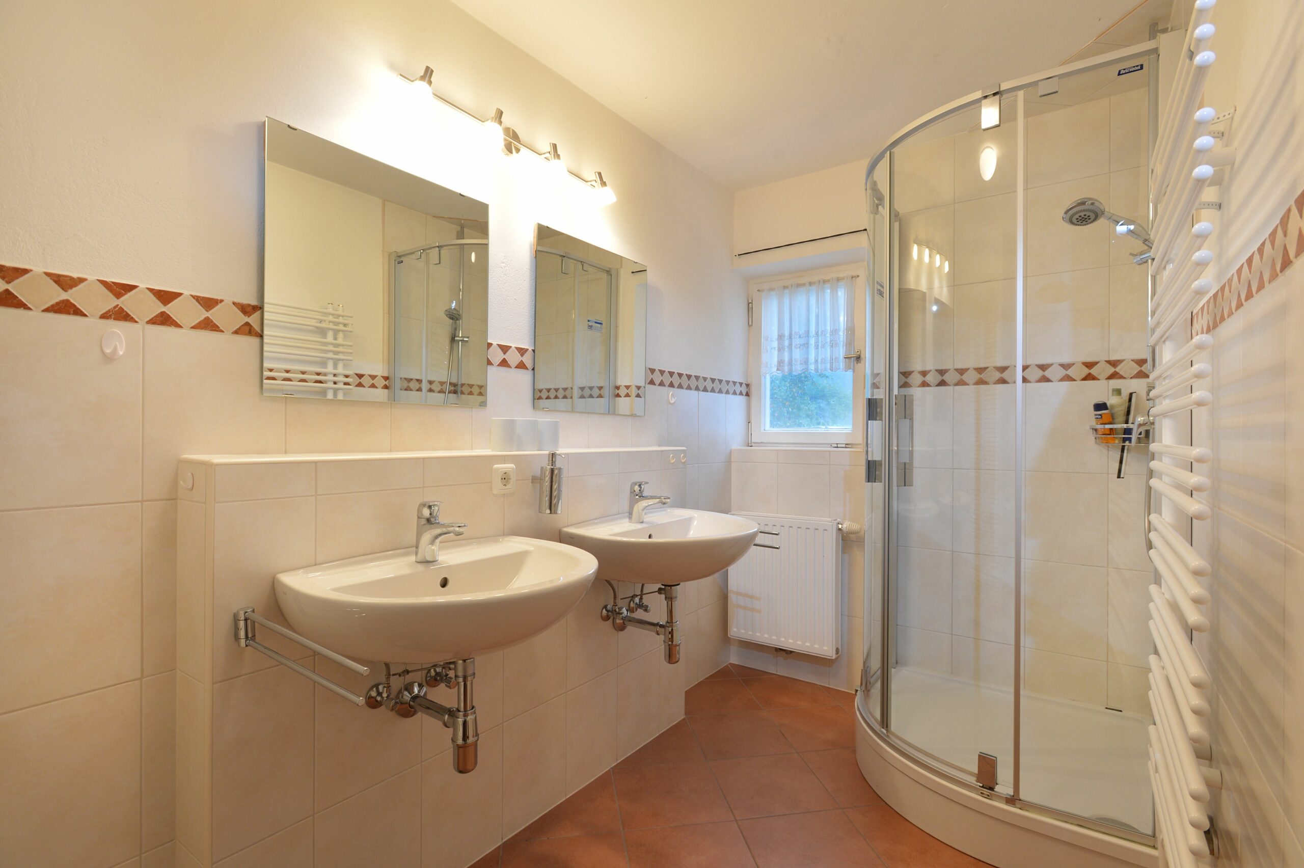 Foto Badezimmer Haus Sonnseite, Duschkabine, 2 Waschbecken, WC, Waschmaschine